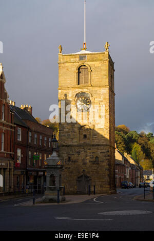 Grauen Himmel mit Sonne auf dem Uhrturm, Marktplatz, Morpeth, Northumberland, England, UK, Europa Stockfoto