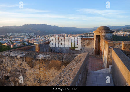 Detail der Wachtturm die Festungsmauern Gibralfaro maurische Burg von Malaga, Andalusien, Spanien. Stockfoto