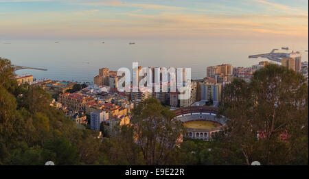 Blick auf Malaga Stadt Skyline mit Stierkampfarena bei Sonnenuntergang von Gibralfaro, Andalusien, Südspanien. Stockfoto