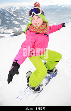 ein junges Mädchen, Snowboarden in den Alpen. Stockfoto