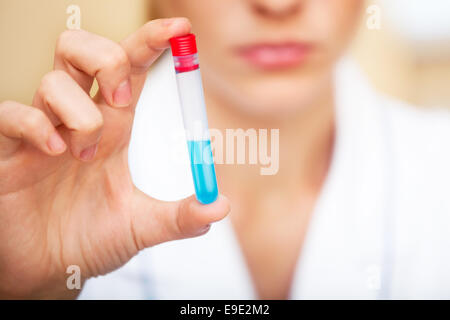 Unglückliche junger Wissenschaftler hält Proben mit schlechten Tests ergibt sich in der Hand. Stockfoto
