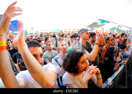 BARCELONA - 12 JUN: Publikum beim Sonar Festival am 12. Juni 2014 in Barcelona, Spanien. Stockfoto