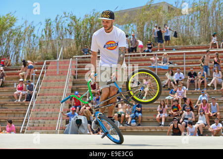 BARCELONA - 28 Juni: Ein Profi-Fahrer beim Flatland BMX (Bicycle Motocross) Wettbewerb in LKXA Extreme Sport Barcelona. Stockfoto