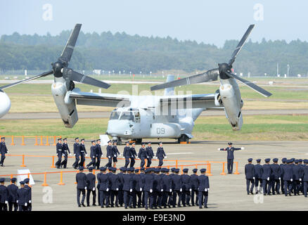 Tokio, Japan. 26. Oktober 2014. Mitglieder der Japan Air Self-Defense Force März während der Luft-Überprüfung auf Militärflugplatz Hyakuri, nördlich von Tokio, Japan, 26. Oktober 2014. Japan Air Self-Defense Force feierte den 60. Jahrestag seiner Gründung. © Ma Ping/Xinhua/Alamy Live-Nachrichten Stockfoto