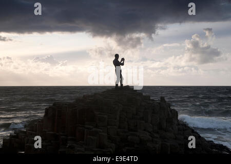 Fotograf bei Giants Causeway, County Antrim; Nordirland Stockfoto