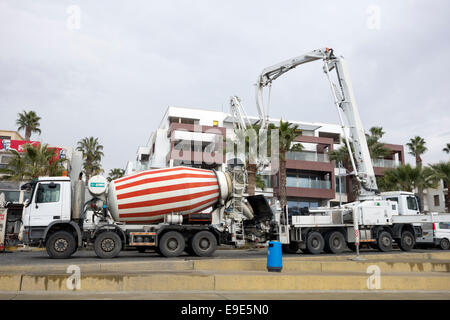 Paphos, Zypern - 20. Dezember 2013 Сonstruction Autos arbeiten für den Bau eines neuen Hotels in der Nähe von KFC-Restaurant in Paphos Stockfoto