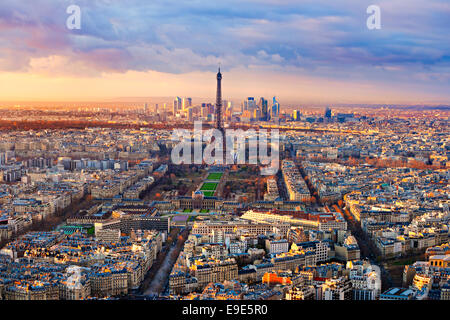 Luftaufnahme von Paris bei Sonnenuntergang Stockfoto
