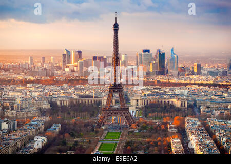 Luftaufnahme von Paris bei Sonnenuntergang Stockfoto