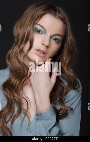 Fantasie. Junge Brünette mit ungewöhnlichen blauen Augen Make-up Stockfoto