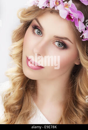 Charming Girl in Kranz aus Blumen Stockfoto