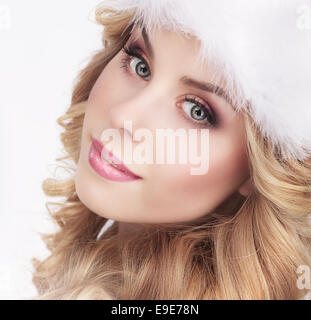 Süße junge Frau in pelzige weiße Kappe Stockfoto