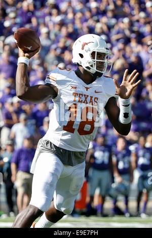Manhattan, KS, USA. 25. Oktober 2104: Texas Longhorns quarterback Tyrone Swoopes (18) sieht, während die NCAA Football-Spiel zwischen den Texas Longhorns und der Kansas State Wildcats Bill Snyder Familie Stadion in Manhattan, KS zu übergeben. Die Wildcats besiegten die Longhorns 23-0. Bildnachweis: Cal Sport Media/Alamy Live-Nachrichten Stockfoto