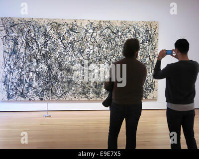 Besucher bewundern und Fotografieren eines Jackson Pollock Drip Painting, Museum für Moderne Kunst, NYC Stockfoto