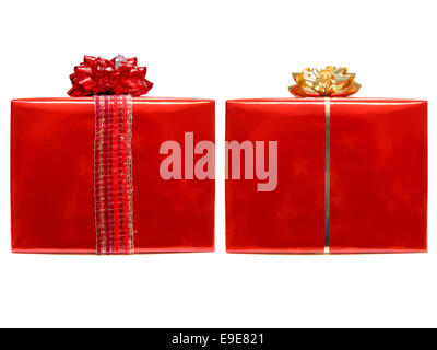 Zwei gewickelt Weihnachts-Geschenk-Boxen mit Bögen und isoliert auf weißem Band Stockfoto
