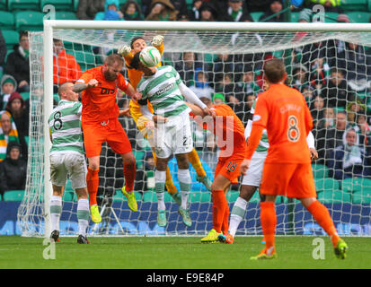 Glasgow, Schottland. 25. Oktober 2014. Scottish Premier League. Celtic gegen Kilmarnock. Craig Gordon und Jason Denayer blockieren den Ball von Mark Connolly © Action Plus Sport/Alamy Live News Stockfoto