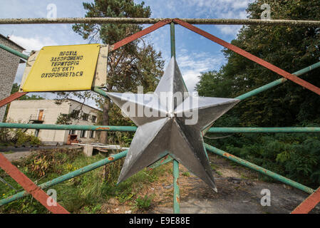 Tor zur Militärbasis Chernobyl-2 neben sowjetischen Duga-3-Radar-System in der Sperrzone von Tschernobyl, Ukraine Stockfoto