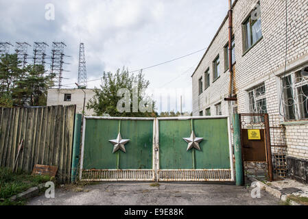 Tor zur Militärbasis Chernobyl-2 neben sowjetischen Duga-3-Radar-System in der Sperrzone von Tschernobyl, Ukraine Stockfoto