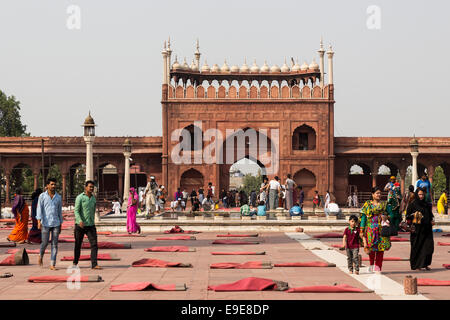 Menschen verlassen Jama Masjid nach dem Gebet Alt-Delhi, Indien Stockfoto