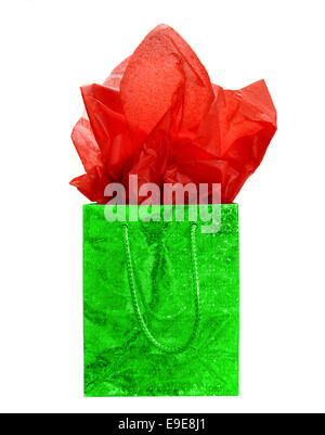 Glänzend grüne Geschenktüte mit rotem Gewebe isoliert auf weiss Stockfoto