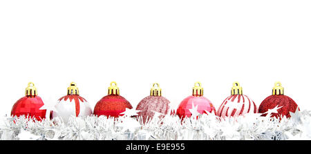Rot Weihnachten Christbaumkugel Grenze mit Girlande über einen weißen Hintergrund Stockfoto