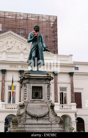 Bronzestatue des Komponisten Andre Ernest Modeste Gretry außerhalb Opera Royal De Wallonie, Liege, Wallonien, Belgien, Europa Stockfoto