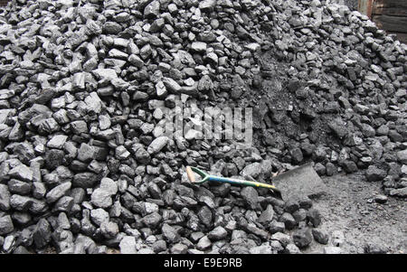 Ein großer Haufen Kohle mit einer Schaufel. Stockfoto