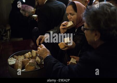 Thessaloniki, Griechenland. 26. Oktober 2014. Verherrlichung Zeremonie in der Kirche Saint Demetrius der Patron Saint of Thessaloniki, Griechenland am 26. Oktober 2014. Bildnachweis: Konstantinos Tsakalidis/Alamy Live-Nachrichten Stockfoto