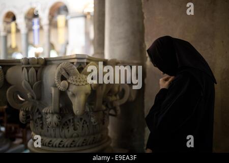 Thessaloniki, Griechenland. 26. Oktober 2014. Verherrlichung Zeremonie in der Kirche Saint Demetrius der Patron Saint of Thessaloniki, Griechenland am 26. Oktober 2014. Bildnachweis: Konstantinos Tsakalidis/Alamy Live-Nachrichten Stockfoto