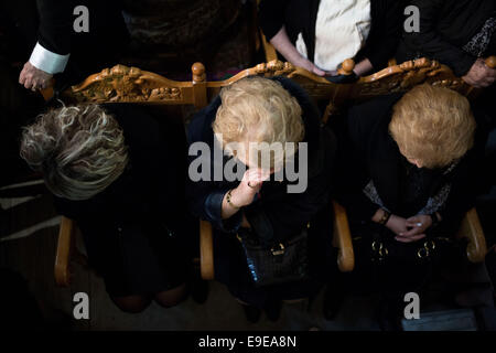 Thessaloniki, Griechenland. 26. Oktober 2014. Verherrlichung Zeremonie in der Kirche Saint Demetrius der Patron Saint of Thessaloniki, Griechenland am 26. Oktober 2014. Bildnachweis: Konstantinos Tsakalidis/Alamy Live-Nachrichten Stockfoto