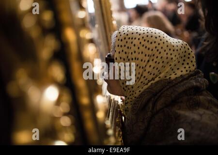 Thessaloniki, Griechenland. 26. Oktober 2014. Verherrlichung Zeremonie in der Kirche Saint Demetrius der Patron Saint of Thessaloniki, Griechenland am 26. Oktober 2014. Bildnachweis: Konstantinos Tsakalidis/Alamy Live-Nachrichten Stockfoto