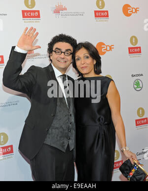 München, Deutschland. 26. Oktober 2014. Tenor Rolando Villazon und seine Frau Lucia kommen zu den "Echo Klassik"-Awards in München, 26. Oktober 2014. Foto: URSULA Düren/Dpa/Alamy Live News Stockfoto