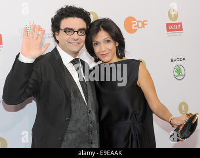 München, Deutschland. 26. Oktober 2014. Tenor Rolando Villazon und seine Frau Lucia kommen zu den "Echo Klassik"-Awards in München, 26. Oktober 2014. Foto: URSULA Düren/Dpa/Alamy Live News Stockfoto