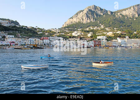 Blaue Grotte Schiffer verlassen für Arbeiten am Morgen von der Marina Grande, Capri, Italien Stockfoto