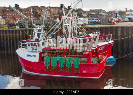 Rot spezialisiert Jakobsmuschel Fischerboot, die Freude von Blyth B220 in Whitby, North Yorkshire festgemacht. Stockfoto