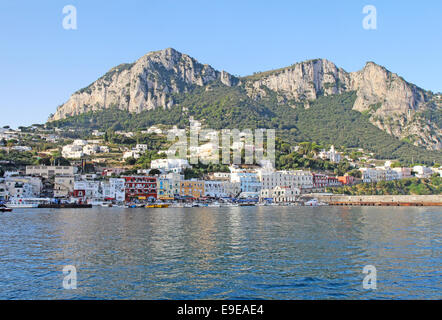 Boote und Gebäude der Marina Grande auf der Insel Capri, Italien, mit Bergen im Hintergrund Stockfoto