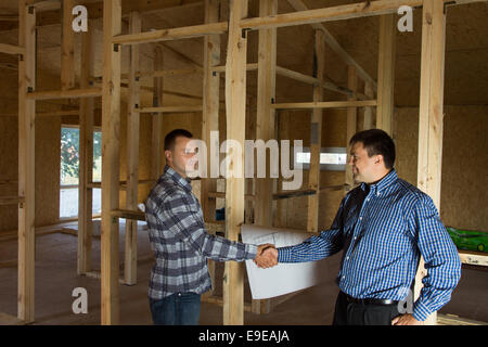 Männliche Ingenieur und Architekt zeigt Handshake auf Baustelle, betonen beide vereinbart, Design-Projekt. Stockfoto