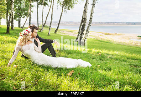 Paar verbringen ihre Flitterwochen am See Stockfoto