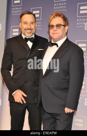 Washington, Dc, USA. 25. Oktober 2014. Sir ELTON JOHN und DAVID FURNISH geehrt mit Verleihung des Menschenrechtspreises Kampagne nationale Gleichheit bei der 18. Menschenrechte Kampagne nationalen Jahresessen im Walter E. Washington Convention Center statt. Bildnachweis: Tina Fultz/ZUMA Draht/Alamy Live-Nachrichten Stockfoto