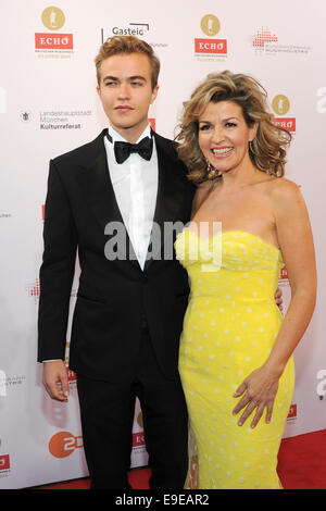 München, Deutschland. 26. Oktober 2014. Die Sopranistin Anne-Sophie Mutter und ihr Sohn Richard kommen zu den "Echo Klassik"-Awards in München, 26. Oktober 2014. Foto: URSULA Düren/Dpa/Alamy Live News Stockfoto