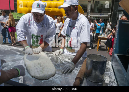 Buenos Aires, Buenos Aires, Argentinien. 26. Oktober 2014. Pizzabäckern von APPYCE (Association, die Pizza Restaurants Besitzer und Arbeiter sammelt) kochen eine 50-Meter-Pizza, die längste Pizza schon einmal gekocht, in der Stadt. Die Veranstaltung war eine Spendenaktion für ASDRA, Down-Syndrom Association aus Argentinien. Bildnachweis: Patricio Murphy/ZUMA Draht/Alamy Live-Nachrichten Stockfoto