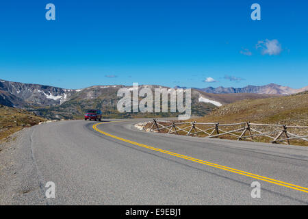 Auto auf der Trail Ridge Road in Rocky Mountain Nationalpark Colorado Stockfoto