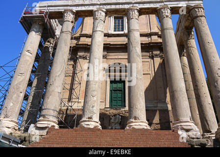 Der Tempel des Antoninus und der Faustina im Forum in Rom. Stockfoto
