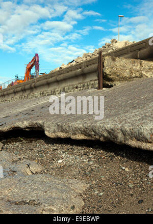 Gezeiten Erosion und Schäden an Küsten Wehrmauer auf Rossall Promenade Thornton Cleveleys, UK. Stockfoto