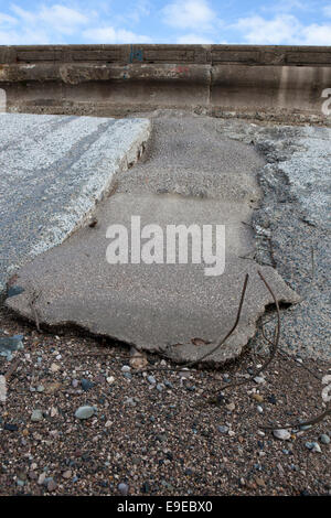 Gezeiten Erosion an der Coastal Defence Wand auf Rossall Promenade Thornton Cleveleys, UK. Stockfoto