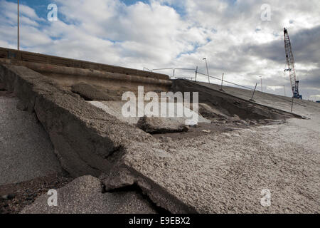 Gezeiten Erosion an der Küstenverteidigung Wand auf Rossall Promenade Thornton Cleveleys, UK. Stockfoto
