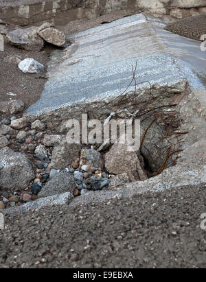 Gezeiten Erosion an der Coastal Defence Wand auf Rossall Promenade Thornton Cleveleys, UK. Stockfoto