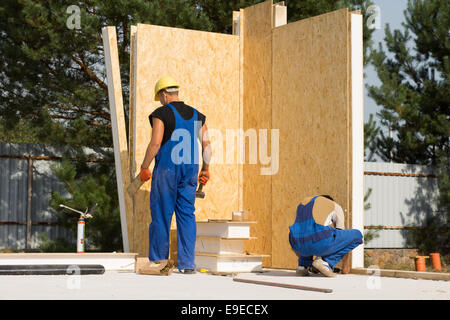 Zwei männliche Bauarbeiter beschäftigt Immobilien Haus errichtet Stockfoto