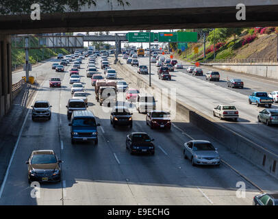 Der Santa Ana Freeway (US 101) betrachtet von der N Broadway Bridge in der Innenstadt von Los Angeles, Kalifornien, USA Stockfoto