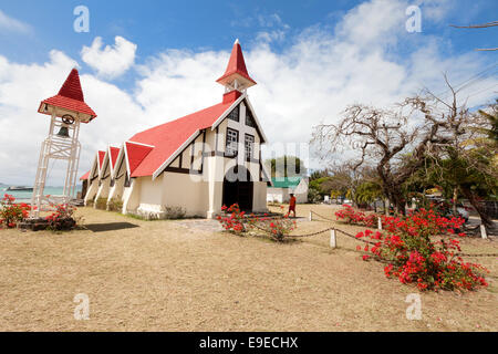 Die rote überdachte Kirche am Cap Malheureux, Nordküste, Mauritius Stockfoto