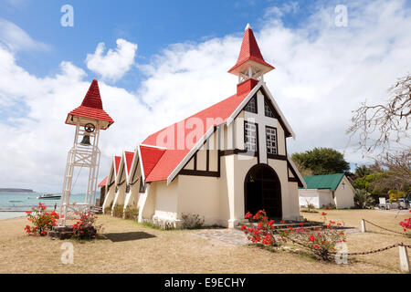 Die rote überdachte Kirche am Cap Malheureux, Nordküste, Mauritius Stockfoto